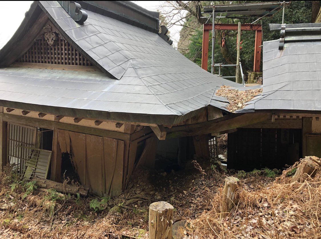 tukinowadera's tweet photo. 現在
月輪寺は存続の危機に瀕しております
2012年のゲリラ豪雨にて土砂崩れ災害にあい愛宕大権現堂は全壊

2018年の台風では
倒木の被害にて屋根が傷み
毎年の大雨•大雪による全ての建物被害

未来永劫
愛宕山内神仏習合の最後の法灯を守るべく皆様からの
御寄進を宜しくお願い申し上げます
#拡散希望 https://t.co/sCAfFmzDz2