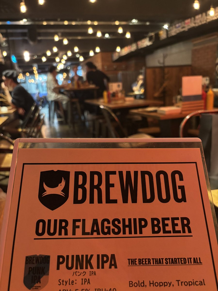m_minato_camera's tweet photo. 六本木にBREWDOGあったから行ってみました🍺

ビールはsmall size1100円。
フードもイギリスより少なめで1100円。

客は外国人が多く、懐かしさを感じました🇬🇧しかし値段は少し高い…！！💸 https://t.co/q1woLHvUxD