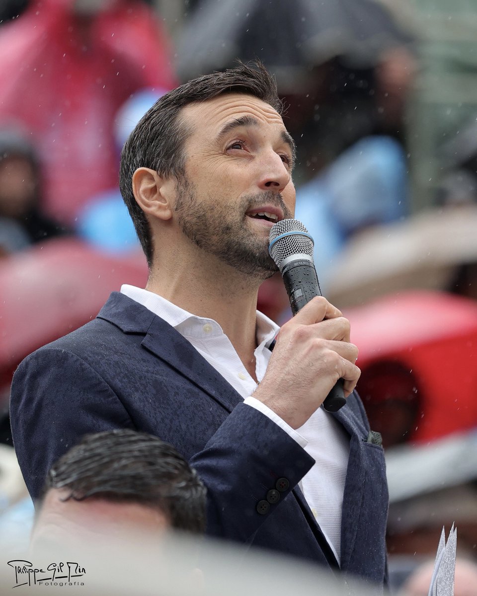 Mille mercis aux <a href="/ArenesArlesOff/">Arènes d'Arles</a> de m'avoir fait l'honneur de me demander de lire hier devant des arènes pleines malgré la pluie le vibrant texte en hommage à la création de la Goyesque par Luc Jalabert il y a 20 ans 🎂

En voir plus ☞ bit.ly/3VSHHis

📷 <a href="/PhilippeGilMir/">Pнιlιppe Gιl Mιr</a>