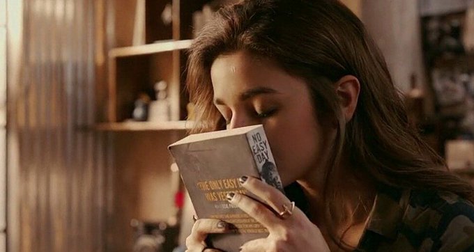 L'odeur si particulière d'un vieux livre provient... de sa mort !
En effet, c'est la dégradation chimique (due à l'oxydation) de la cellulose et de la lignine, deux composants du bois servant à faire le papier, qui libère ce "parfum livresque".

📙 amzn.to/4n3MqtZ