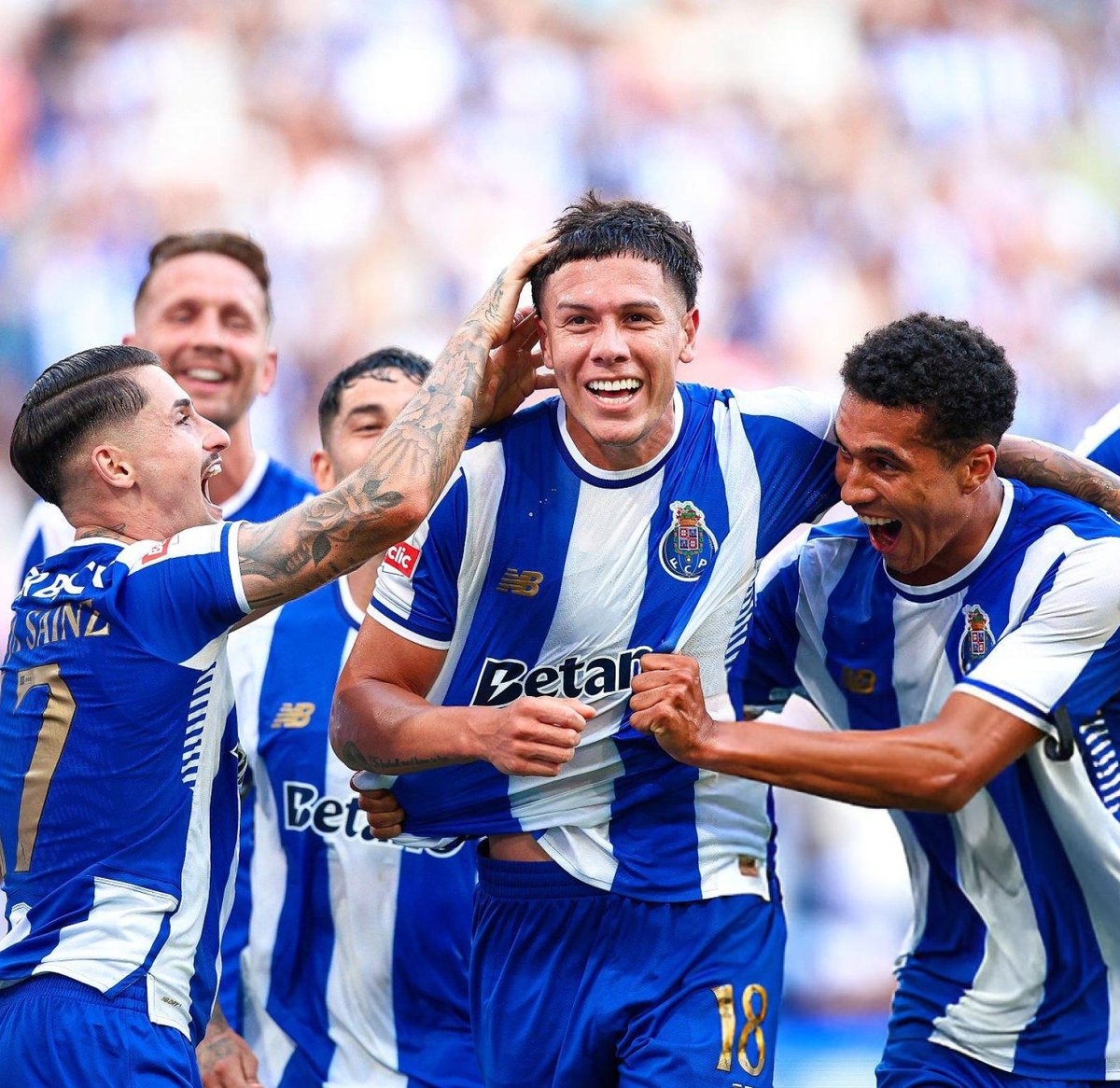 DragaoNews1893's tweet photo. 🚨 Acabou a época para Nehuén Pérez. O jogador sofreu uma rotura total do tendão de Aquiles e não joga mais esta época. Muita força, Nehuén! 🙏🏻💙 #SeguimosJuntos https://t.co/RxzzFyv58E