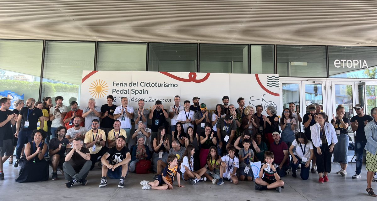 Y nos despedimos con una foto de familia. Gracias a todas las personas que han hecho posible esta primera edición de Pedal Spain. ¡Viva el cicloturismo!