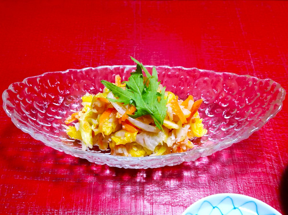 黄色が勝ってますが、白菜と干しエビの酢ノ物です。
他にニンジンも入ってます。天盛りの緑は水菜。