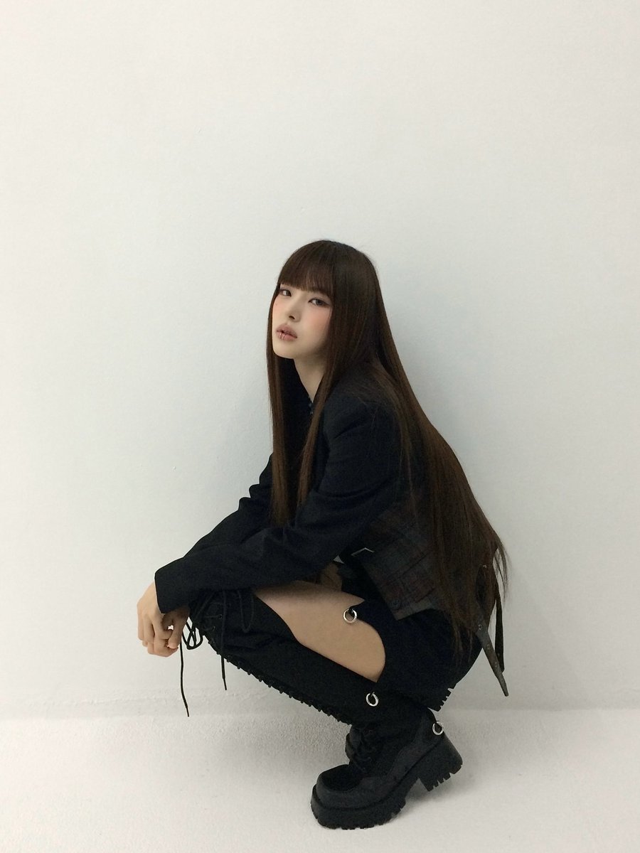 zaixwuan's tweet photo. new bangs, new era. sharp like my eyeliner, soft like my silence, giving attitude, edge, and just enough mystery to keep you looking twice 🖤✂️ yes, the fringe is the moment. https://t.co/iN9ep5Kt89