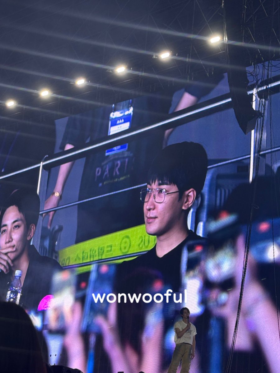 wonwooseol's tweet photo. They're showing Wonwoo on the big screen 😭 https://t.co/RXUTYB8Rxd
