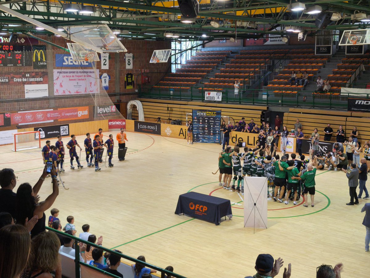 sergi3939's tweet image. La força de tot un poble, d' una platja i d' un castell. 

I perqué si, perqué a vegades  passa, els rics també ploren. 

Amunt Calafell 💚🤍
@PENYAESTRELLATS @cpcalafell @FCPatinatge @FCBhoquei