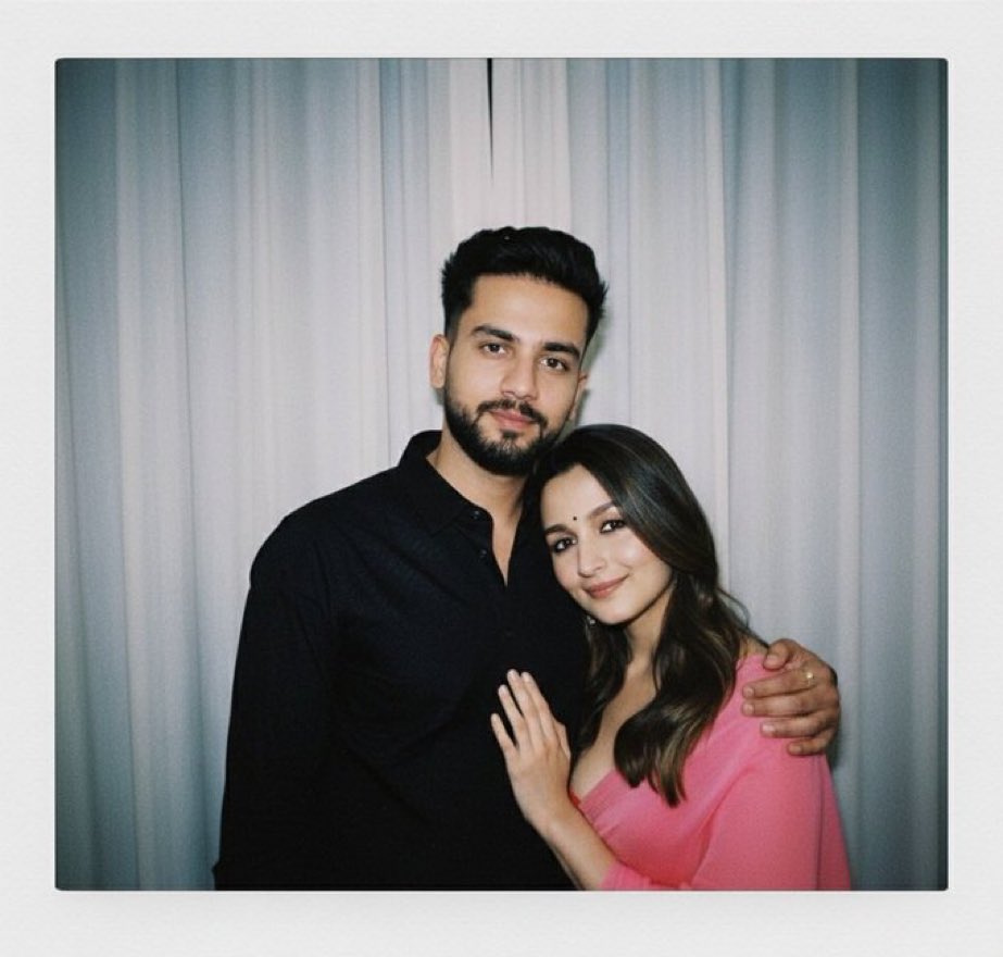 Arc0201409Armor's tweet image. Best AI 😀!

Fanboy @ElvishYadav crush Alia. Hope to see them in one frame in movies someday, sometime 🫠🤞🏻

HAPPY BIRTHDAY ELVISH

@PoojaB1972 #ElvishYadav #ElvishArmy #ElvishRaosahab