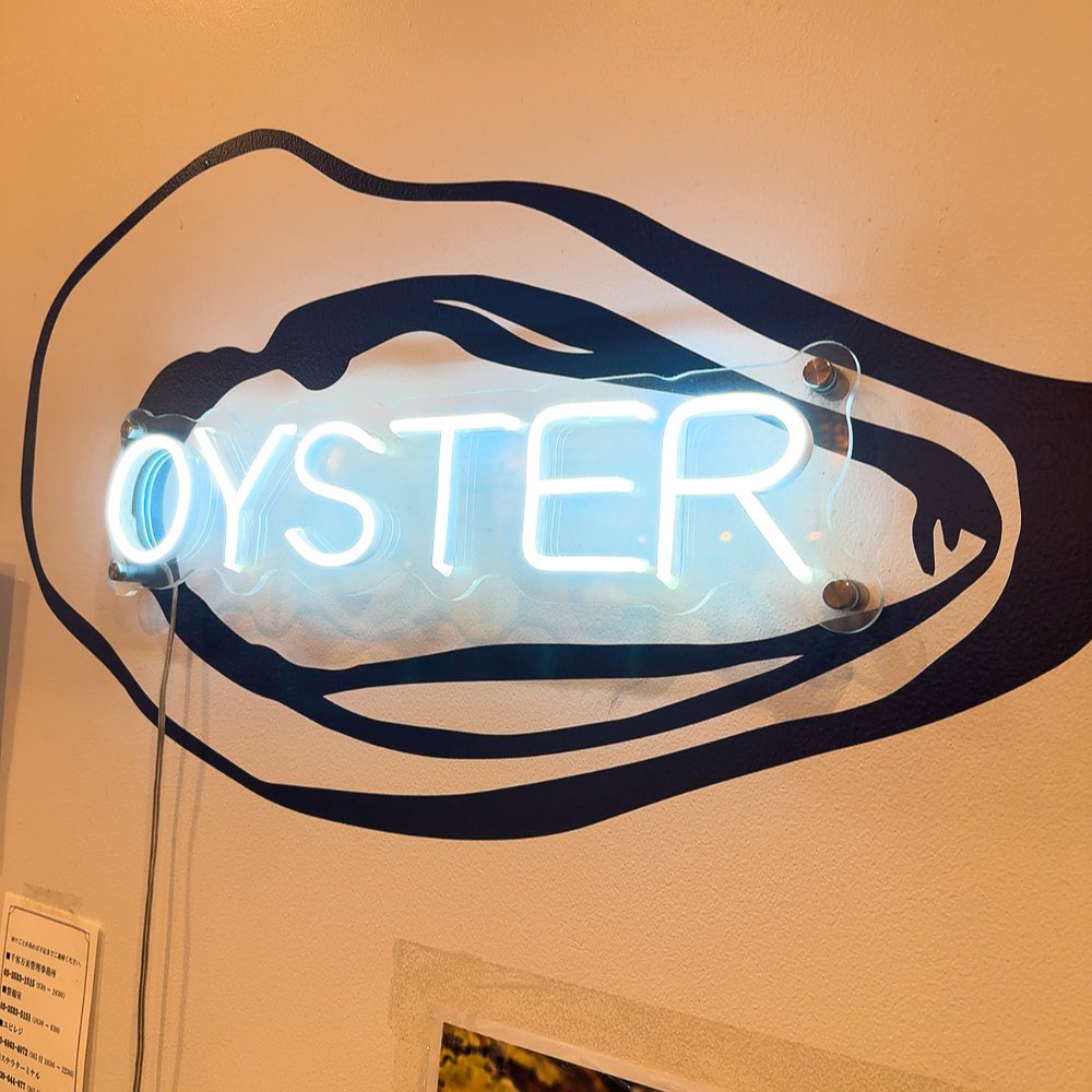 昨日のサンマ祭りのあと千客万来をぶらぶら歩いてたらオイスターバーを発見。最近ずっと食べたかったから立ち寄り！立食いで2種食べ比べ、カウンターでサクッと食べられて気持ちも満たされた🦪🍋
牡蠣や粋(豊洲)／2025.09.13