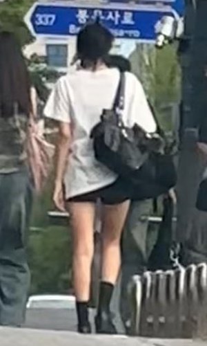 shenshouty's tweet image. Finally, I can see her beautiful shoulder again 🥹💕 She always looks so elegant, charming and full sylish ✨️ I miss Jiyoon&apos;s shoulder

#YOONJIYOON #윤지윤