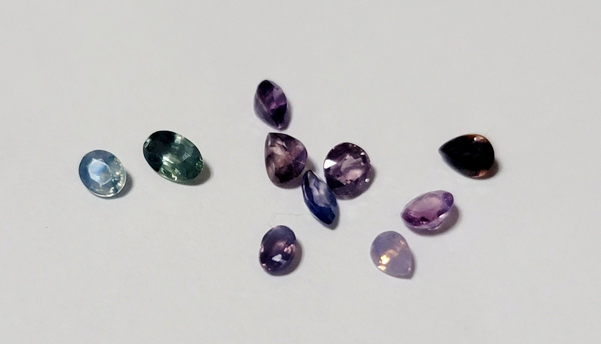 #원석마켓
미니 랏퀄 사파이어들 팝니다
노을 뜨는 가열/미가열 삿파!!
크기-약 3.5×2.5mm, 약 5.0×3.0mm
산지-마다가스카르/베트남
타래로...