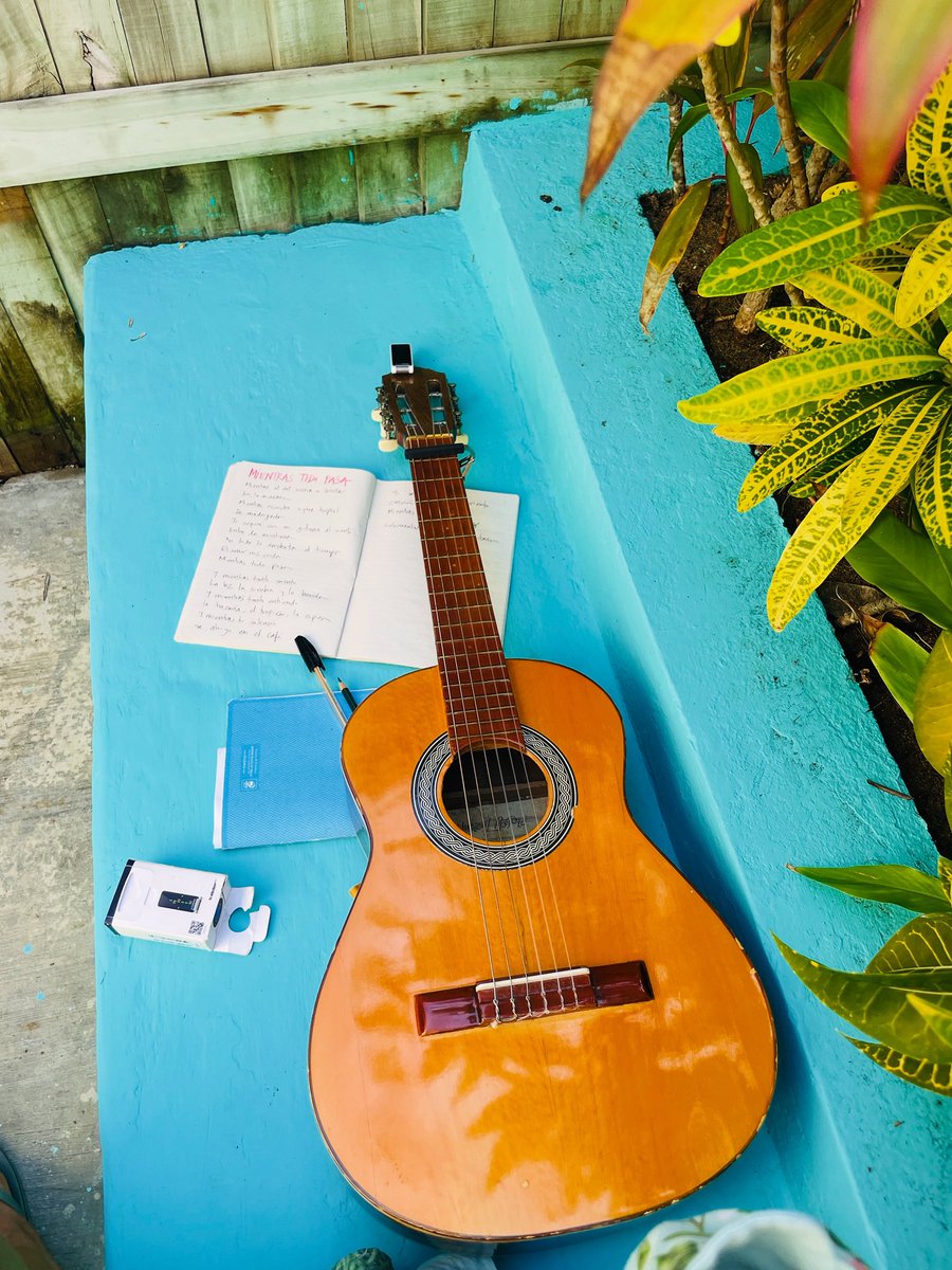 La vida dicta las canciones…
Que la música nos acompañe siempre.
🩵🦎🌊

“Duerme niño de piel
Un cielo de estrellas brilla
Para hacerte sentir bien
Duerme niño de piel
El murmullo de la noche
Suena para ti también”

Canción: Otro momento 
Disco: Que venga la vida.