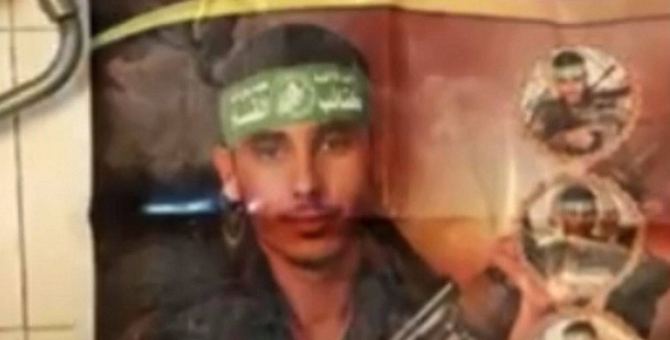 Идан Райхель, израильский музыкант и продюссер рассказал в интервью, что один из солдат показал ему старую фотографию, найденную в доме в Хан-Юнисе.
На снимке, сделанном 17 лет назад, Райхель запечатлён в больнице рядом с палестинским отцом и младенцем, получавшим лечение.
Это