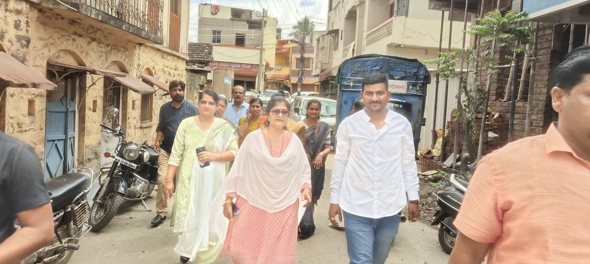 ShashikalaJolle's tweet image. ನಿಪ್ಪಾಣಿ ನಗರದಲ್ಲಿ ನಮ್ಮ ಆತ್ಮೀಯರು,ಪಕ್ಷದ ಕಾರ್ಯಕರ್ತರು ಹಾಗೂ ನಗರಸಭೆ ಸದಸ್ಯರಾದ ಶ್ರೀ ಸದ್ದಾಂ ನಗಾರಜಿ ಅವರ ನೂತನ ಮನೆಯ ಗೃಹಪ್ರವೇಶ ಹಾಗೂ ವಾಸ್ತುಶಾಂತಿ ಪೂಜಾ ಸಮಾರಂಭದಲ್ಲಿ ಭಾಗವಹಿಸಿ,ಕುಟುಂಬಸ್ಥರಿಗೆ ಸುಖ,ಶಾಂತಿ ಸಮೃದ್ಧಿ,ಸಂತೋಷದಿಂದ ಕೂಡಿರಲಿ ಎಂದು ಶುಭ ಹಾರೈಸಲಾಯಿತು.ಬಳಿಕ ಅವರು ನೀಡಿದ ಆತಿಥ್ಯವನ್ನು ಸ್ವೀಕರಿಸಲಾಯಿತು.
#nipani