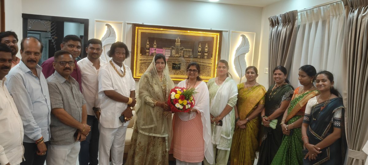 ShashikalaJolle's tweet image. ನಿಪ್ಪಾಣಿ ನಗರದಲ್ಲಿ ನಮ್ಮ ಆತ್ಮೀಯರು,ಪಕ್ಷದ ಕಾರ್ಯಕರ್ತರು ಹಾಗೂ ನಗರಸಭೆ ಸದಸ್ಯರಾದ ಶ್ರೀ ಸದ್ದಾಂ ನಗಾರಜಿ ಅವರ ನೂತನ ಮನೆಯ ಗೃಹಪ್ರವೇಶ ಹಾಗೂ ವಾಸ್ತುಶಾಂತಿ ಪೂಜಾ ಸಮಾರಂಭದಲ್ಲಿ ಭಾಗವಹಿಸಿ,ಕುಟುಂಬಸ್ಥರಿಗೆ ಸುಖ,ಶಾಂತಿ ಸಮೃದ್ಧಿ,ಸಂತೋಷದಿಂದ ಕೂಡಿರಲಿ ಎಂದು ಶುಭ ಹಾರೈಸಲಾಯಿತು.ಬಳಿಕ ಅವರು ನೀಡಿದ ಆತಿಥ್ಯವನ್ನು ಸ್ವೀಕರಿಸಲಾಯಿತು.
#nipani