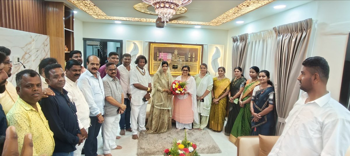 ShashikalaJolle's tweet image. ನಿಪ್ಪಾಣಿ ನಗರದಲ್ಲಿ ನಮ್ಮ ಆತ್ಮೀಯರು,ಪಕ್ಷದ ಕಾರ್ಯಕರ್ತರು ಹಾಗೂ ನಗರಸಭೆ ಸದಸ್ಯರಾದ ಶ್ರೀ ಸದ್ದಾಂ ನಗಾರಜಿ ಅವರ ನೂತನ ಮನೆಯ ಗೃಹಪ್ರವೇಶ ಹಾಗೂ ವಾಸ್ತುಶಾಂತಿ ಪೂಜಾ ಸಮಾರಂಭದಲ್ಲಿ ಭಾಗವಹಿಸಿ,ಕುಟುಂಬಸ್ಥರಿಗೆ ಸುಖ,ಶಾಂತಿ ಸಮೃದ್ಧಿ,ಸಂತೋಷದಿಂದ ಕೂಡಿರಲಿ ಎಂದು ಶುಭ ಹಾರೈಸಲಾಯಿತು.ಬಳಿಕ ಅವರು ನೀಡಿದ ಆತಿಥ್ಯವನ್ನು ಸ್ವೀಕರಿಸಲಾಯಿತು.
#nipani