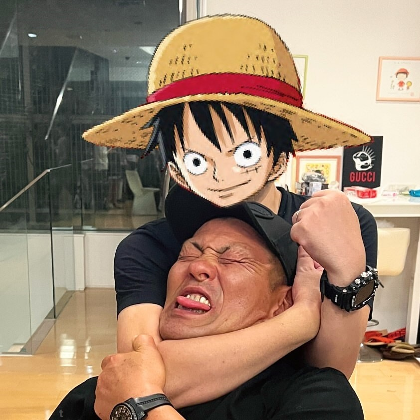 New photo of Eiichiro Oda doing a chokehold on the famous wrestler Minoru Suzuki during a party at Oda's house.