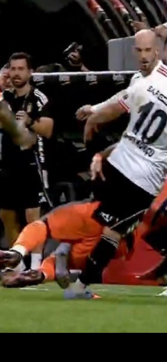 Türkiye’deki Futbol maçlarını Yöneten Hakemlere “Türk Hakemi” Demeye Utanıyorum.  Maalesef kendileri verdikleri kararlar ile Türk Futboluna Yakışmıyorlar..
Adaletli Olmak Zor Olmamalı…

 #OrkunaHaksızlıkVAR
#OrkunİcinAdalet