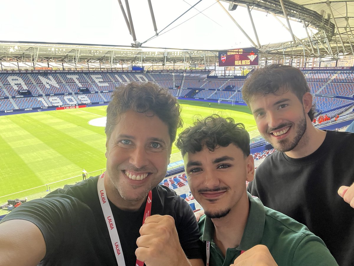 🙇🏻 Todo listo, desde el Templo del Sentimiento del Fútbol Mundial, para vivir SIN TREGUA el <a href="/LevanteUD/">Levante UD</a>-<a href="/RealBetis/">Real Betis Balompié 🌴💚</a> 

🎙️ zeno.fm/radio/sin-treg…

🫶 Conéctate YA y disfruta, de 15 a 19 horas, la mejor previa, retransmisión y pospartido con <a href="/CarlosAyats/">Carlos Ayats Pérez</a>, <a href="/alvaroharo_/">Álvaro Haro</a> y