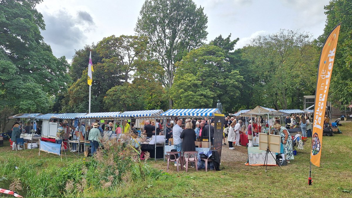 Veel bezoekers en gezellige sfeer op de 2e dag van de #KethelFair in de tuin van de Jacobuskerk #Schiedam #Kethel