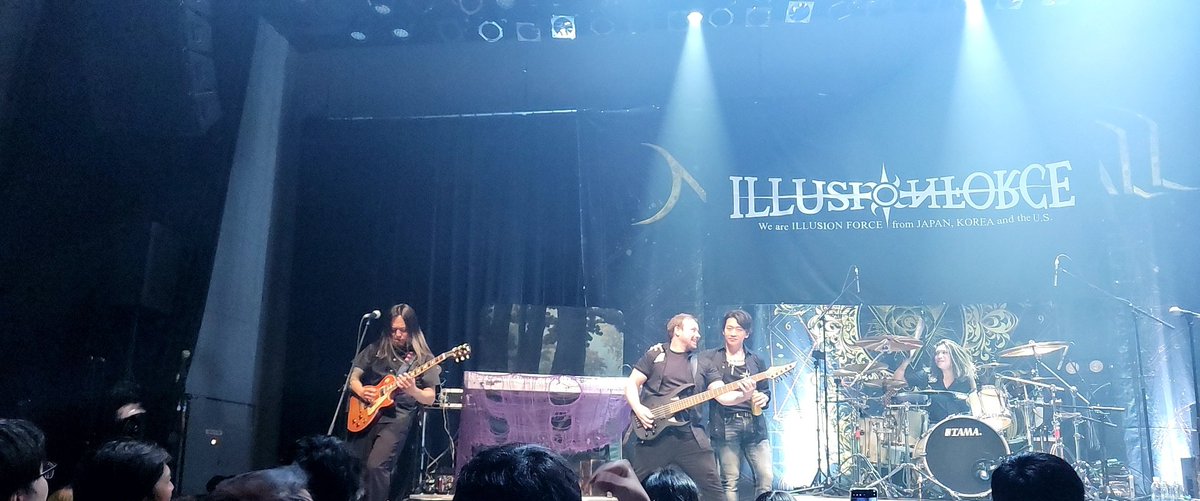 heavymusiclove7's tweet photo. 今朝は足がつり初めて経験するくらいの超激痛で目覚めた😅
昨日も実は体調悪く頭痛に苛ませれていて酒も控えた。
だが開演したら不思議と頭痛がスッと引いた…これがヘヴィメタルの力なんだ。そのうち癌にも効くようになる🤘

圧倒的美旋律の洪水🌌
#TwilightForce
#Dragony
#Noturnall
#ILLUSIONFORCE https://t.co/S6fPnlpOTM