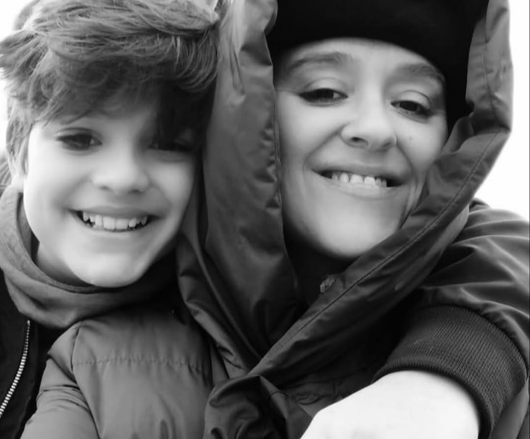 Anneye sormuşlar;
Evladın öldüğünde ne hissettin?
Anne, hafif bir tebessümle cevap vermiş:
"Sen hiç tüm kemiklerinin aynı anda kırıldığını hissettin mi?Ben o gün hissettim..."
Yasemin cok abartti diyenler var ya, ömür boyunca yanicak o kadin asla sönmicek ateşi.😢