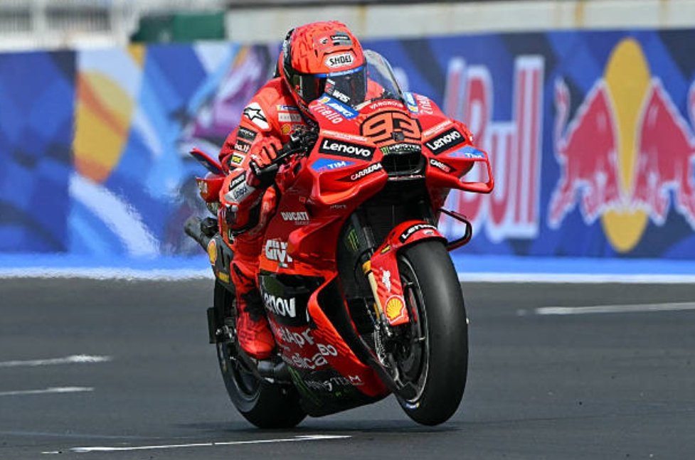 Son 11 victorias de Márquez en la temporada, pero la de hoy en Misano ha sido la más difícil y la más valiosa de todas de largo.

Duelo fraticida con Bezzechi de principio a fin, sin sucumbir a la presión las 27 vueltas y encima en casa del rival.

Así se gana un título. 🏆