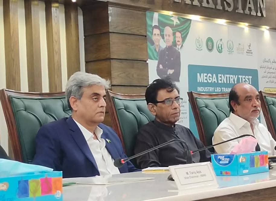 salmasiddiqui25's tweet image. چیئرمین ایم کیو ایم پاکستان و وفاقی وزیر تعلیم ڈاکٹر خالد مقبول صدیقی ایسوسی ایشن آف بلڈرز اینڈ ڈویلپرز (ABAD)  NAVTTC کے اشتراک سے شروع ہونےوالے مفت پروفیشنل ٹریننگ کورسز کے افتتاحی پروگرام میں بطور مہمانِ خصوصی شرکت   شرکاء سے خطاب کیا
@Conv_KMS #NAVTTC #ABAD