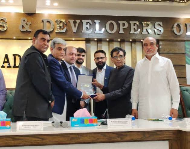 salmasiddiqui25's tweet image. چیئرمین ایم کیو ایم پاکستان و وفاقی وزیر تعلیم ڈاکٹر خالد مقبول صدیقی ایسوسی ایشن آف بلڈرز اینڈ ڈویلپرز (ABAD)  NAVTTC کے اشتراک سے شروع ہونےوالے مفت پروفیشنل ٹریننگ کورسز کے افتتاحی پروگرام میں بطور مہمانِ خصوصی شرکت   شرکاء سے خطاب کیا
@Conv_KMS #NAVTTC #ABAD