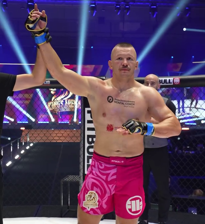 🎙️ W rozmowie po walce, <a href="/bartekBiceps/">Bartek Gładkowicz</a> nie ukrywał, że kluczem do  zwycięstwa na <a href="/kingsarenatv/">King’s Arena</a> była precyzyjna realizacja planu przygotowanego przez  trenera Dawida Pepłowskiego.

"Z Dawidem pracujemy już od długiego czasu.  Przygotowania były całe pod hasłem chodzenia na nogach.