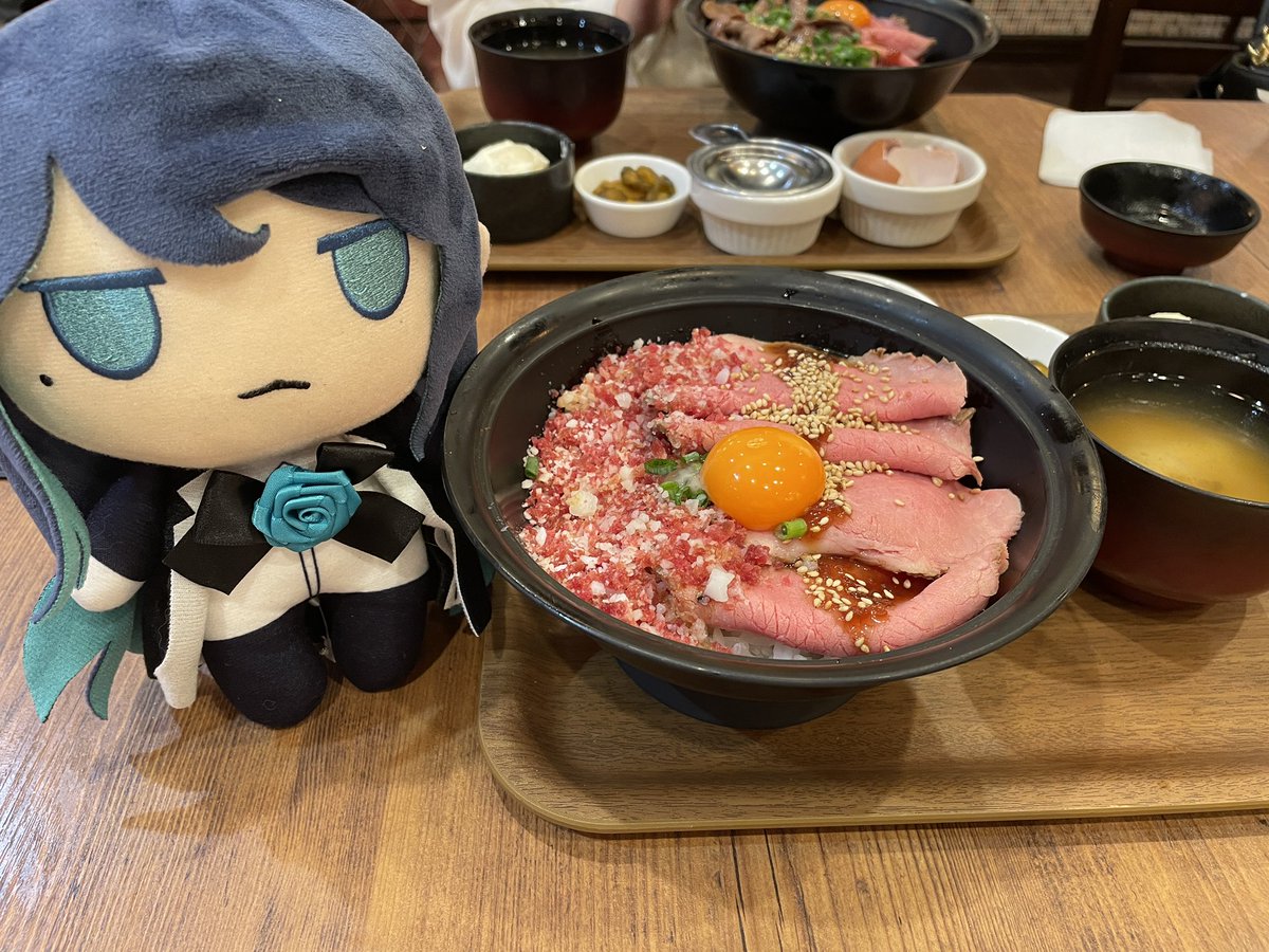 高校生ぶりの一蘭食べたよ！！
それと、ローストビーフ丼なんていう贅沢なランチも！！
美味しかった〜！！まじデブ活！