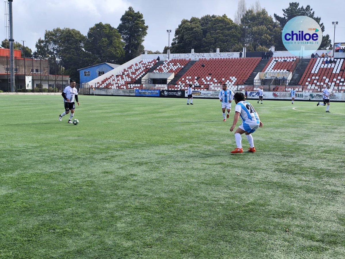 Partieron las clasificatorias en el fútbol súper senior. Castro ganaba 1x0 a Ancud cuando en el minuto 27 del segundo tiempo el árbitro dio por terminado el partido a raíz de los fuegos de artificio que habrían salido desde la barra local, según consideró el juez.