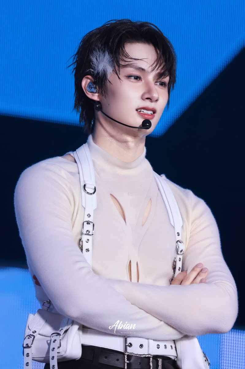 the feather from gemini stage landed on jun's hair 😭😭🤍 he's SO PRETTY