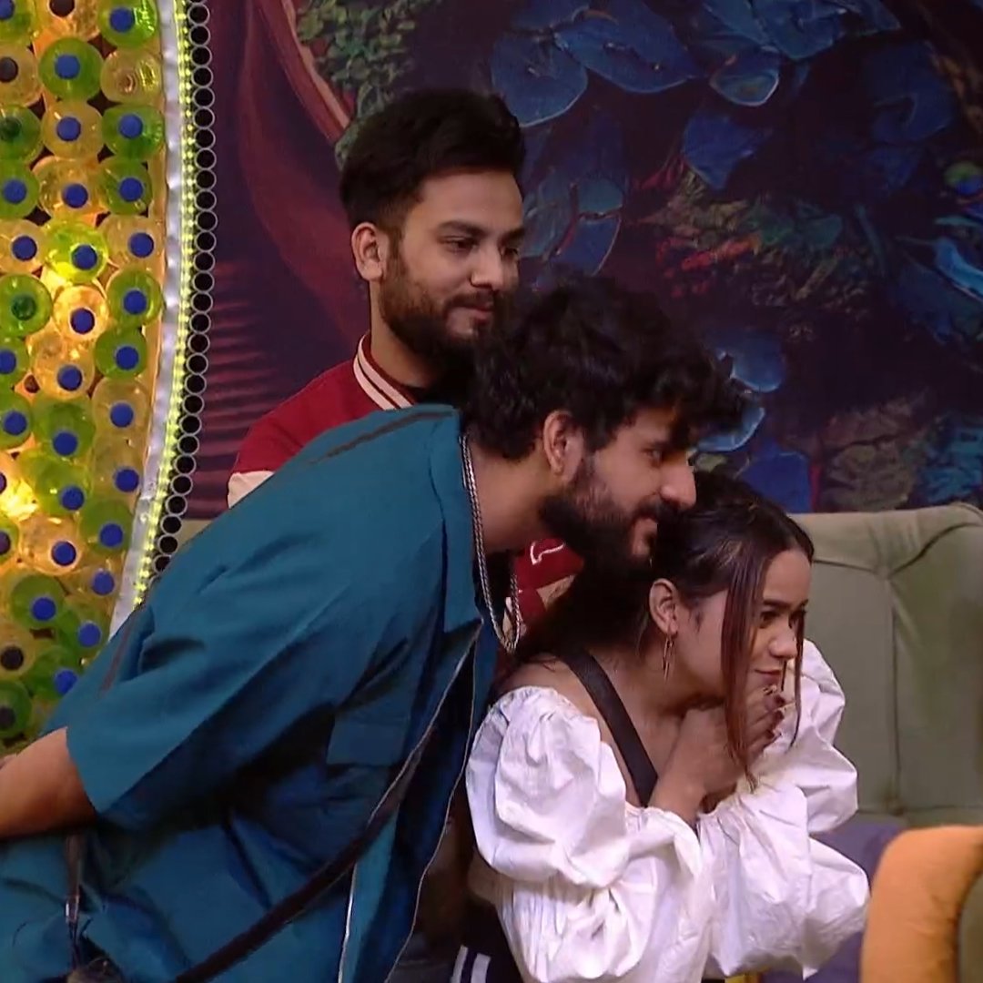 Subbu2627's tweet image. Mukhiya × Pantole × Manchale 😭

I'm still waiting for their REUNION 😭❤️‍🩹

Time have changed.
People have changed.
But the memories are still the same...😮‍💨

#Abhisha #Elvisha #Elbisha
#AbhishekMalhan #ManishaRani
#ElvishYadav #Elbhisha #Homies