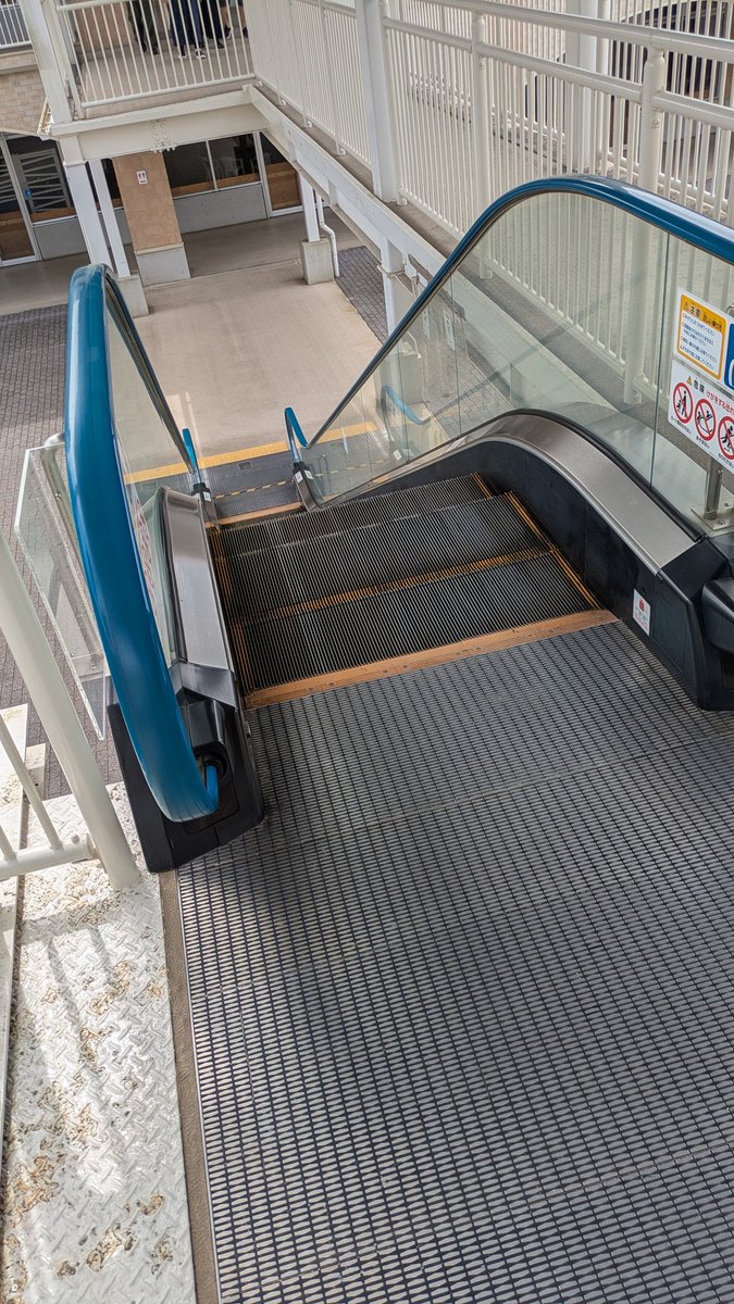 ただの縁石とエスカレーターが聖地になってるアニメがあるという…