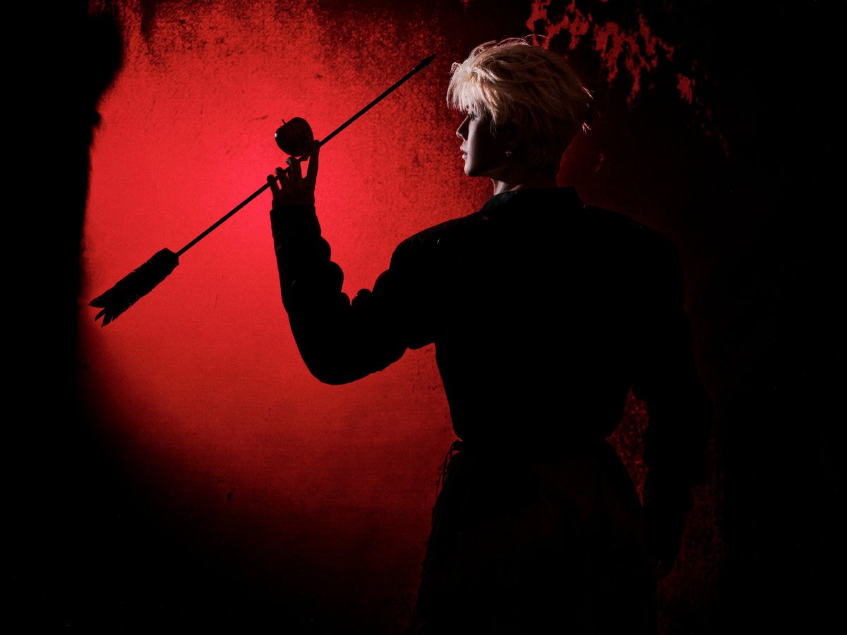 RJL Studio update : ก้าวข้ามข้อจำกัดและสำรวจความหลากหลาย โซ่โลหะที่พันเกี่ยวเข้ากับแสงและเงาสีแดง #เหรินเจียหลุน ผสมผสานความหล่อเหลาและความดิบเถื่อนได้อย่างลงตัว โดนใจคุณบ้างหรือยัง? รอคอยแสงอันไร้ขอบเขตบนเวทีคืนนี้! ✨