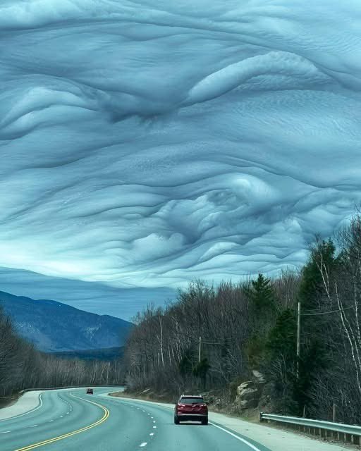 BrandonBradbury's tweet image. Clouds folding like an ocean in the sky! 🤯 🌌 #sky #cloud #clouds #skyphenomenon #capture #viral #brandonbradbury