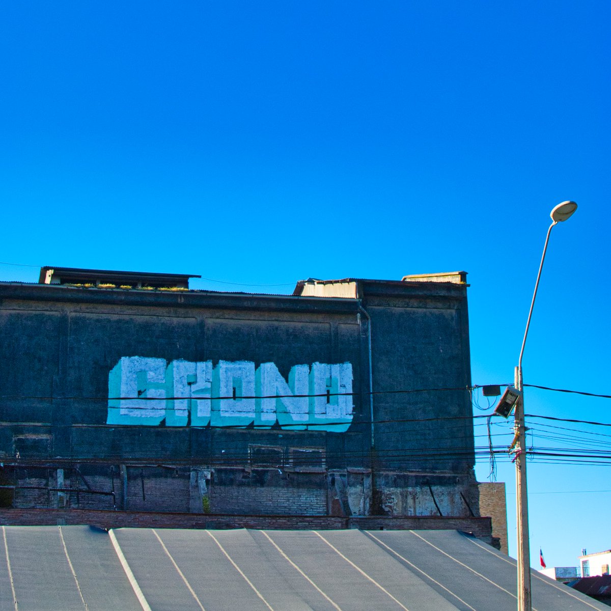 El tiempo fue como una piedra que lancé hacia atrás. Ahora escapo de sus ondas circulares y ya me están por alcanzar.