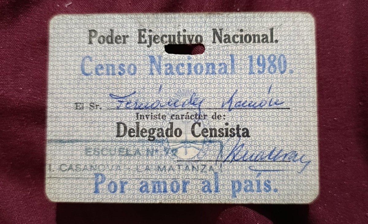 Sacando cosas de casa, me encontré con papeles y documentos de mi suegro, entre ellos el carnet de censista y las etiquetas de #YoRespondi 
Levanté la mano quien recuerda haber tenido la etiqueta pegada en la entrada de su casa