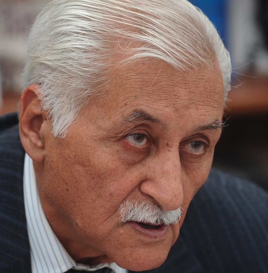 Ne güzel, ne naif bir şairdi. Onu çektiğim bu fotoğrafı ile hatırlayacağım. Rahmet olsun, ruhu şad olsun.  Değerli dostum Engin Deniz okumuştu şiirini / youtube.com/watch?v=xuMfjI…