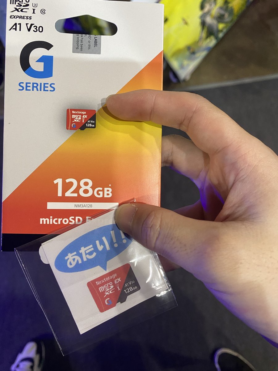 Nextorage_jp's tweet image. 昨日もたくさんの投稿ありがとうございました✨
当選を引き当てた方、おめでとうございます🎉
素敵な笑顔のお写真にも感謝です📸💖

そして…「デカモックを景品にしてほしい！」との声も多数😆これは検討しないと…!?👀

#Nextorage
#microSDExpress
#TGS2025