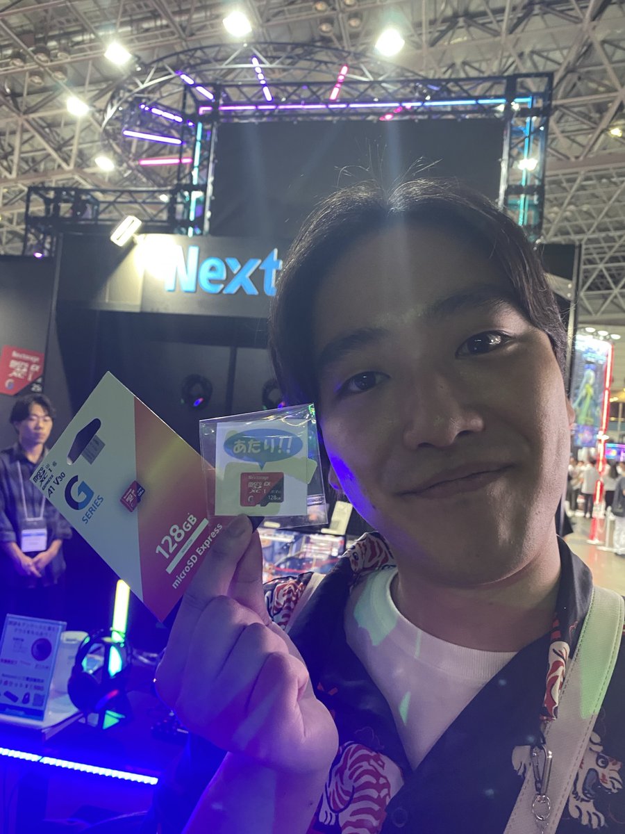 Nextorage_jp's tweet image. 昨日もたくさんの投稿ありがとうございました✨
当選を引き当てた方、おめでとうございます🎉
素敵な笑顔のお写真にも感謝です📸💖

そして…「デカモックを景品にしてほしい！」との声も多数😆これは検討しないと…!?👀

#Nextorage
#microSDExpress
#TGS2025