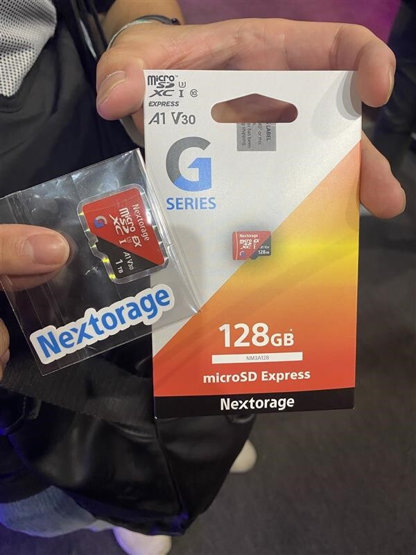 Nextorage_jp's tweet image. 昨日もたくさんの投稿ありがとうございました✨
当選を引き当てた方、おめでとうございます🎉
素敵な笑顔のお写真にも感謝です📸💖

そして…「デカモックを景品にしてほしい！」との声も多数😆これは検討しないと…!?👀

#Nextorage
#microSDExpress
#TGS2025