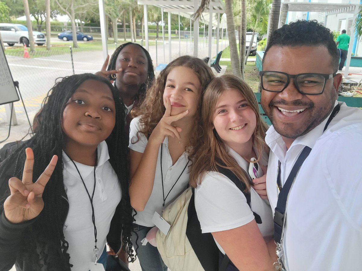 LCMS_MS's tweet image. #PeaceWeek was a VIBE at @LCMS_MS!
Nothing but good energy, positivity &amp;amp; peace signs everywhere. ✌️ smiles were contagious among #teachers &amp;amp; #staff @LCMS_Principal
@AP_Newell &amp;amp; #students! @ChoozPeace
@BCPSNorthRegion @browardschools @TraciAveni @DoryVegaRodrig1 #PeaceWeek