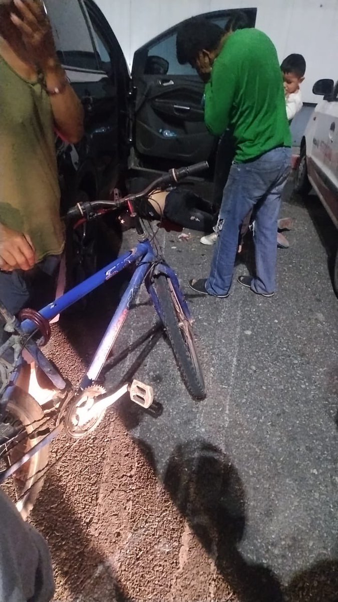 derechoderepli's tweet photo. #desatada la delincuencia en #JiutepecJiutepec
IDENTIFICADO EL HOMBRE BALEADO EN #TEJALPA
Es un hombre de 27 años de nombre Arturo N, asesinado con 5 impactos, en el estacionamiento de la mega #Tejalpa. #Jiutepec
El baleado quedó a un lado de una camioneta con una puerta abi https://t.co/BI9ccQdRW4