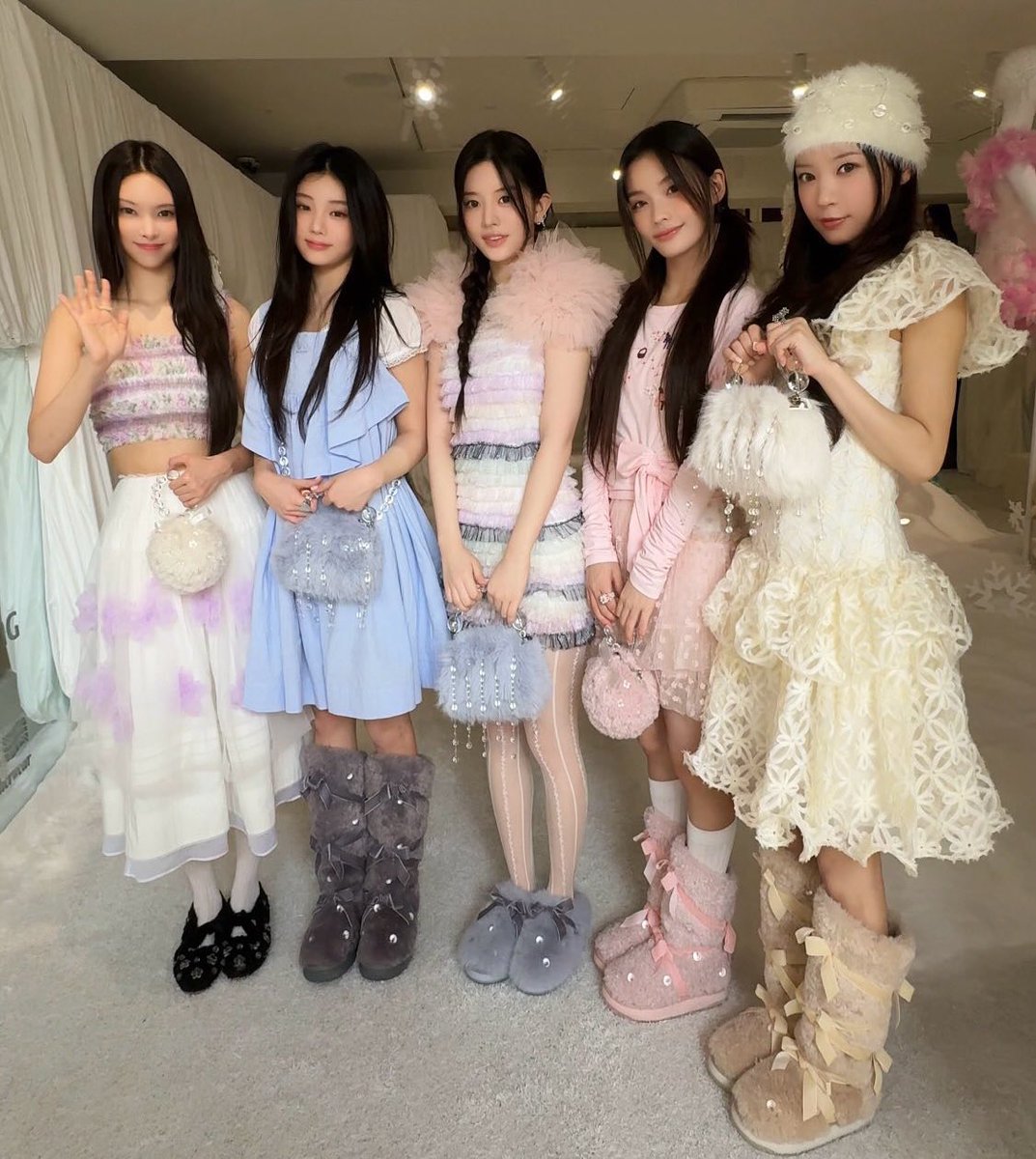 they look so illit here like