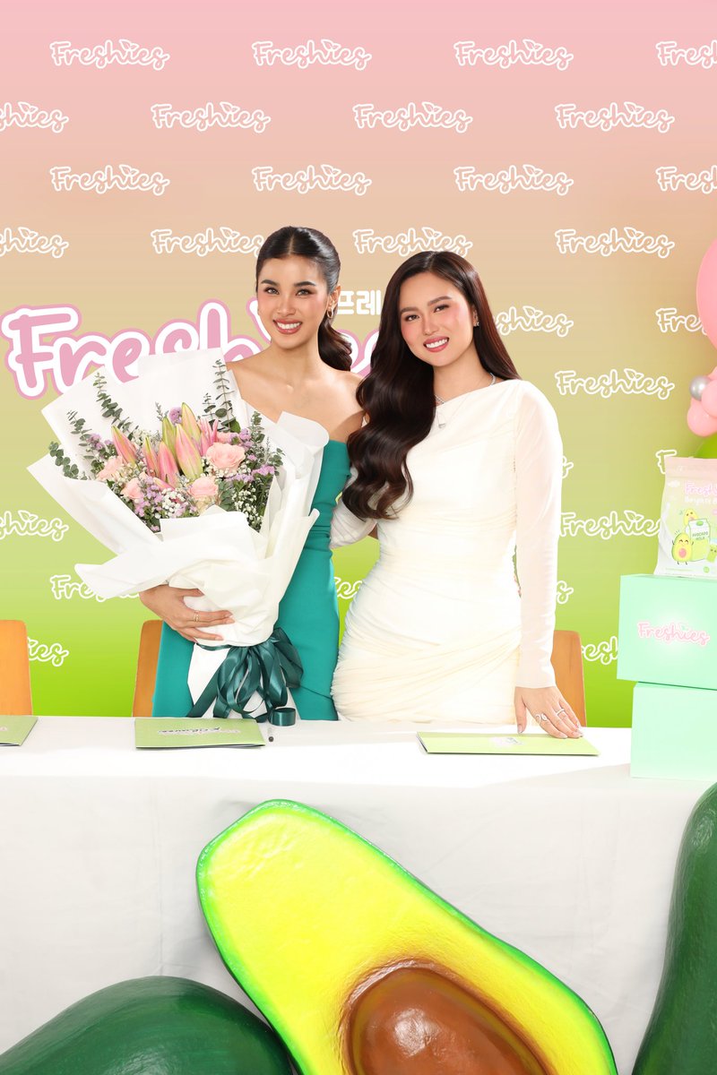 Sparkle_GMA's tweet image. Shuvee Etrata is the newest face of FRESHIES!🌟💚

Here she is together with CEO of Juju Glow Beauty &amp;amp; Wellness Company Ms. Ana Cristina Paita and Sparkle’s Assistant Vice President for Talent Sales, Branding, and Marketing Ms. Anne Puno-Ignacio.

#ShuveeEtrata