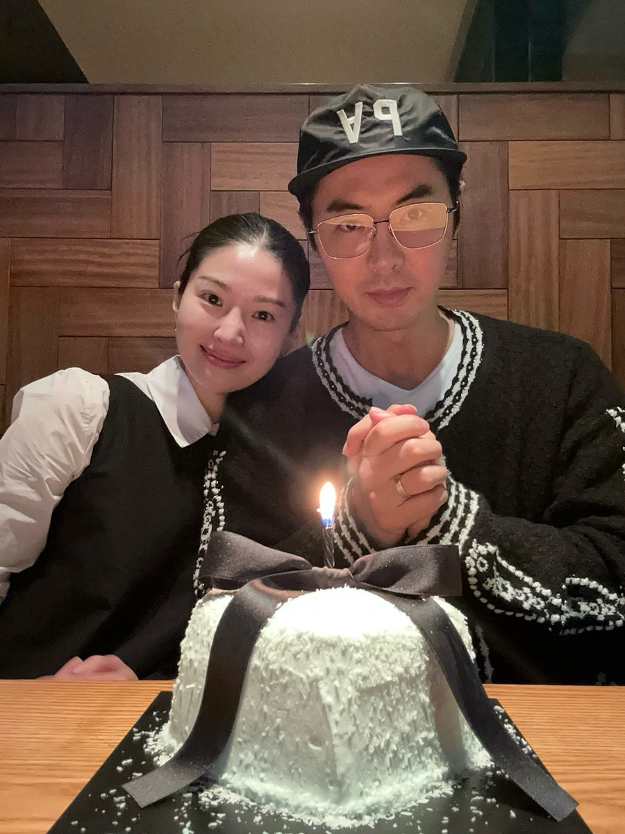 SHBC_TH's tweet image. หวานชื่นรื่นรมย์ยิ่งกว่าเฮลซ์บลูบอย #จอนจิน และภรรยา คุณรยูอีซอ ฉลองครบรอบแต่งงานปีที่ 5 ค่ะ 
instagram.com/p/DPJHobVkfMs/
#JUNJIN #SHINHWA