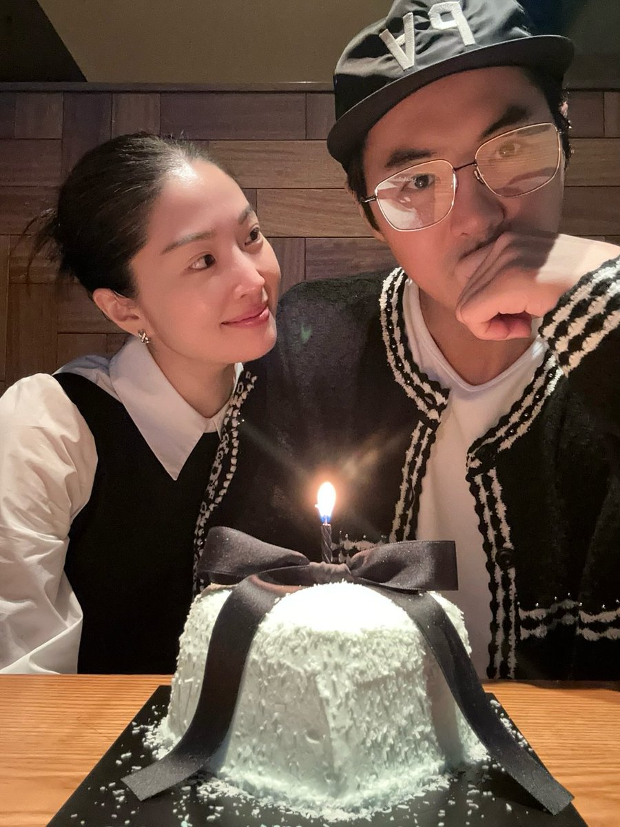 SHBC_TH's tweet image. หวานชื่นรื่นรมย์ยิ่งกว่าเฮลซ์บลูบอย #จอนจิน และภรรยา คุณรยูอีซอ ฉลองครบรอบแต่งงานปีที่ 5 ค่ะ 
instagram.com/p/DPJHobVkfMs/
#JUNJIN #SHINHWA