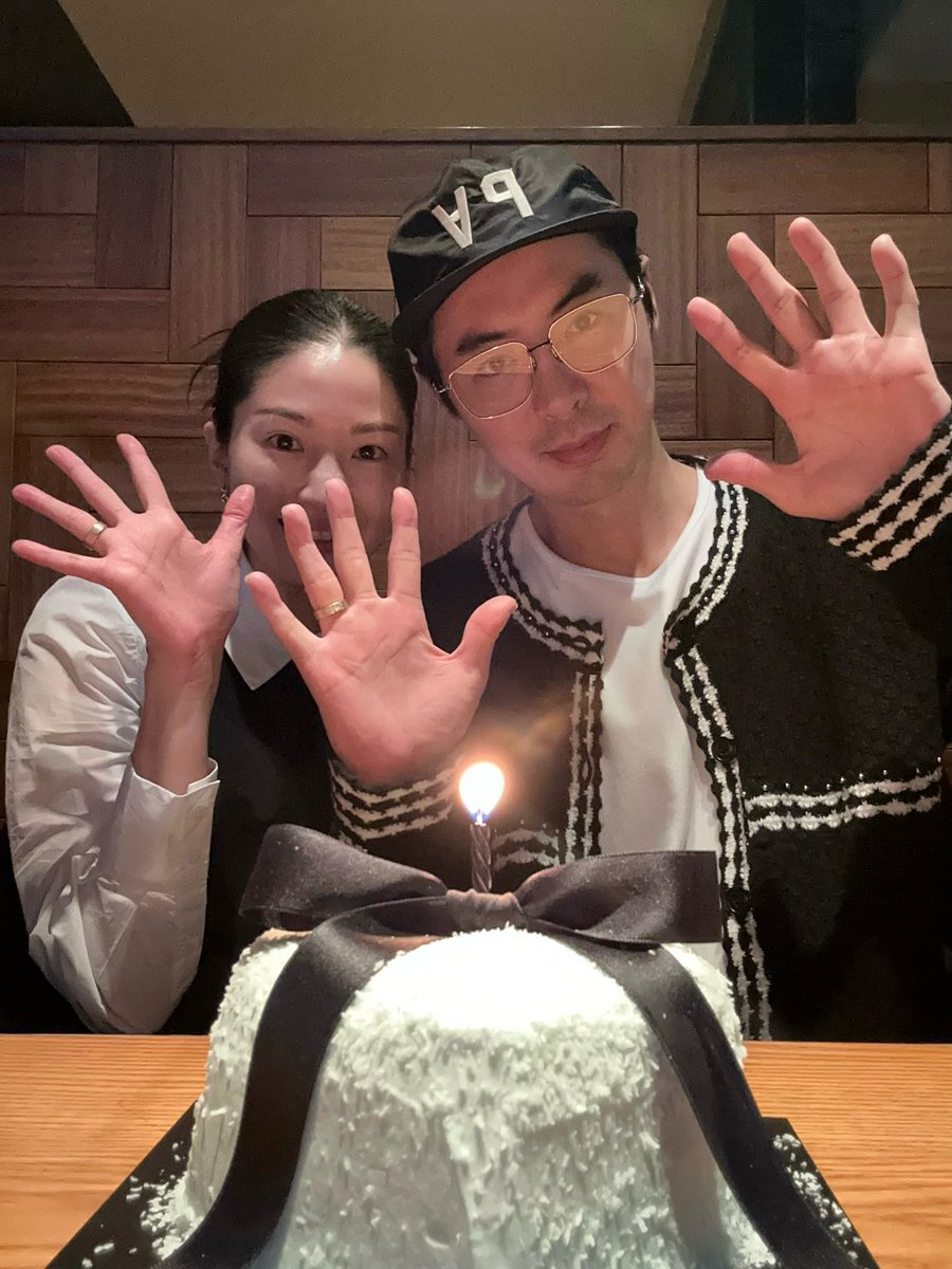 SHBC_TH's tweet image. หวานชื่นรื่นรมย์ยิ่งกว่าเฮลซ์บลูบอย #จอนจิน และภรรยา คุณรยูอีซอ ฉลองครบรอบแต่งงานปีที่ 5 ค่ะ 
instagram.com/p/DPJHobVkfMs/
#JUNJIN #SHINHWA