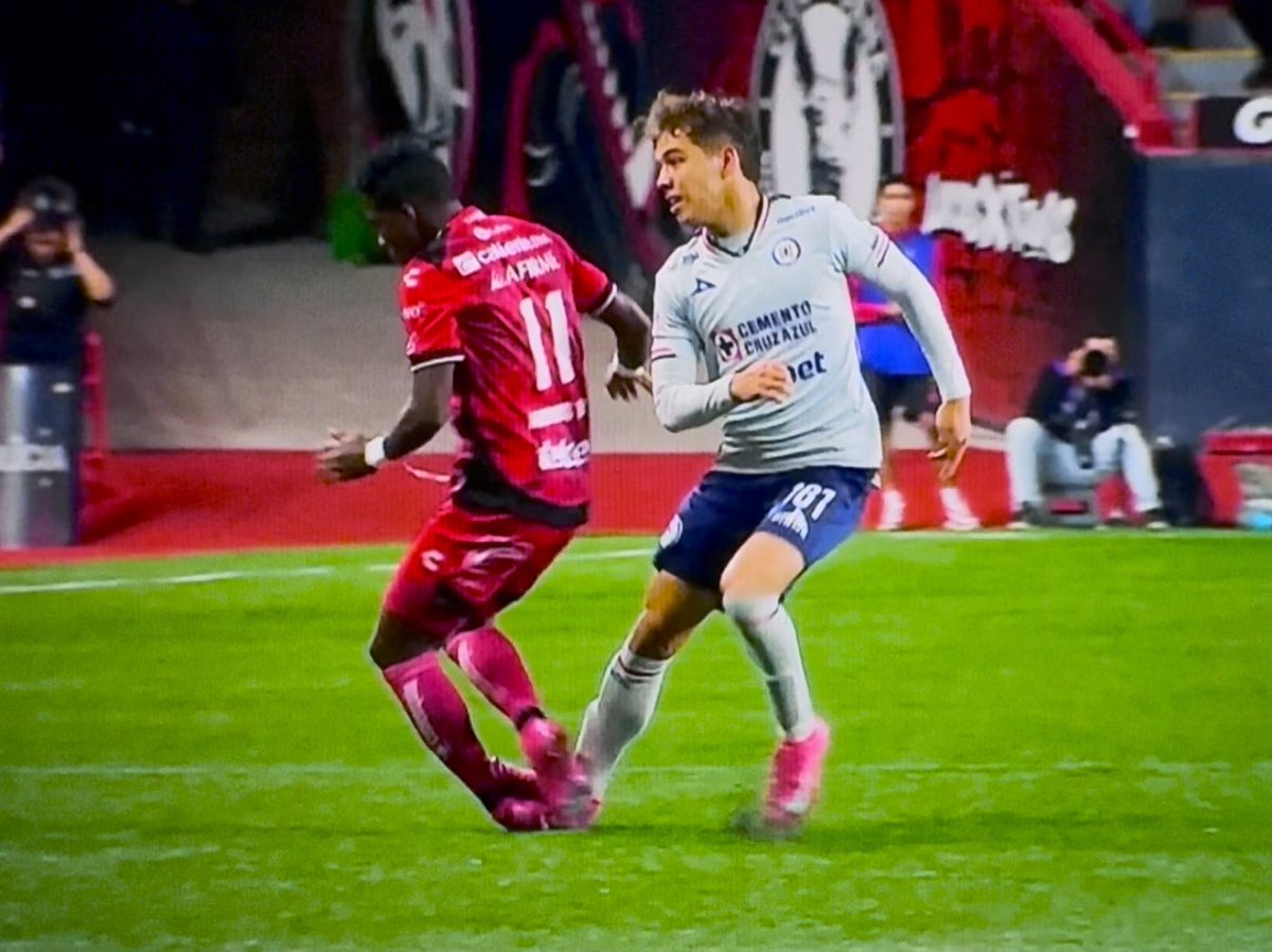 Carlos_Ponz's tweet image. Qué forma de joder un partido. ¿Dónde quiere que Rodarte ponga el pie?

El árbitro Camacho expulsó al juvenil de Cruz Azul en Tijuana.